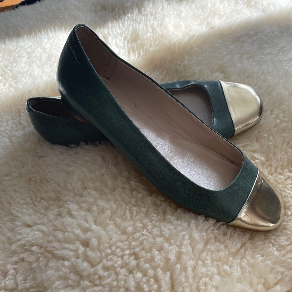 NINE WEST. gold footed ballet flat. Size 8.